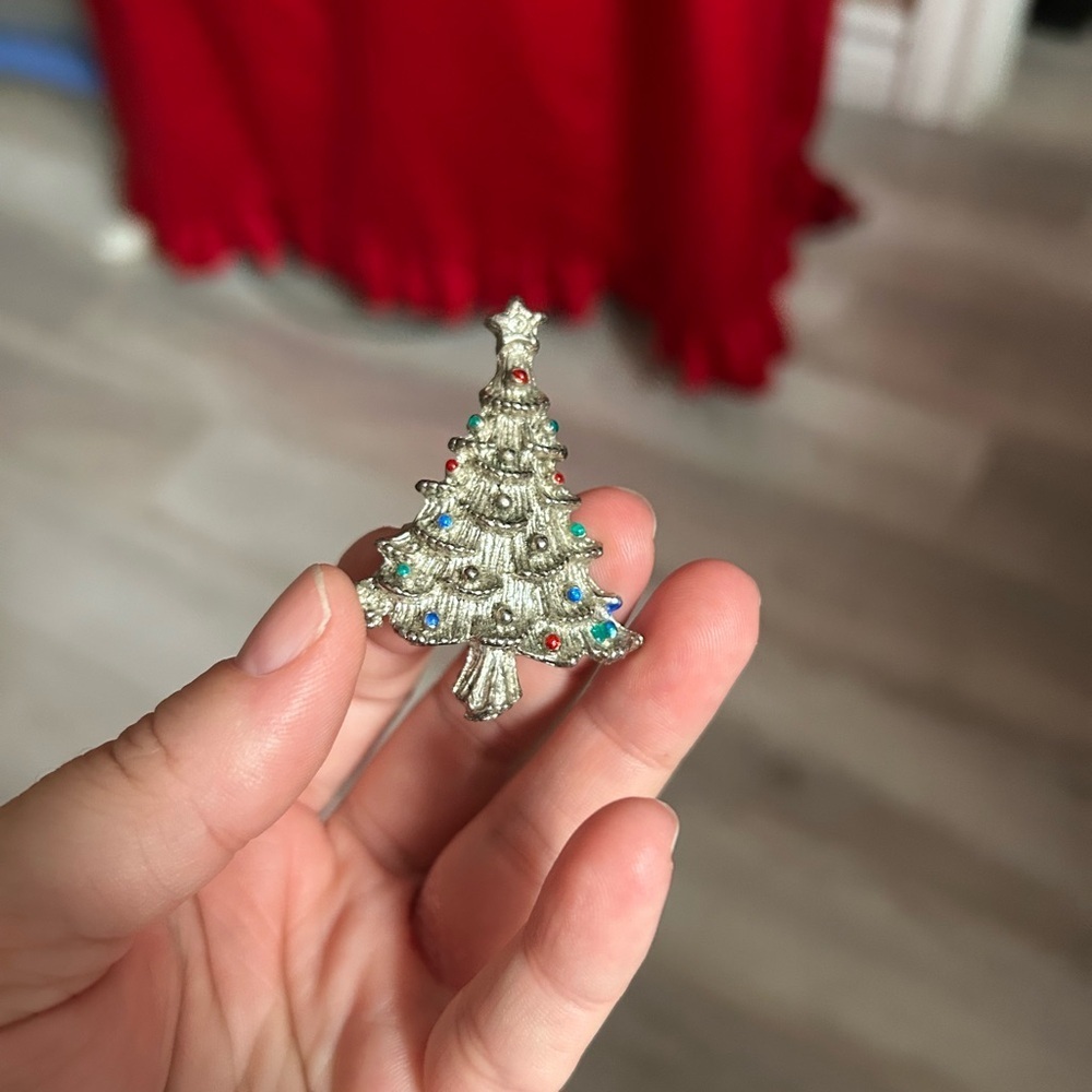 🔥$2 Festive Silver Christmas Tree Brooch 🎄